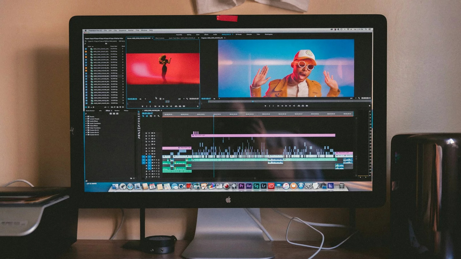 Écran d'ordinateur affichant un logiciel de montage vidéo coloré.